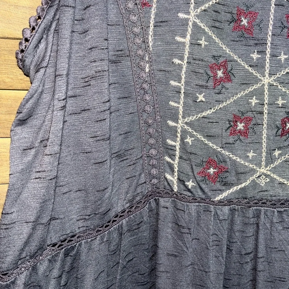 Knox Rose Womens size medium. Flowy Embroidered Gray Sleeveless Top. - Picture 6 of 7